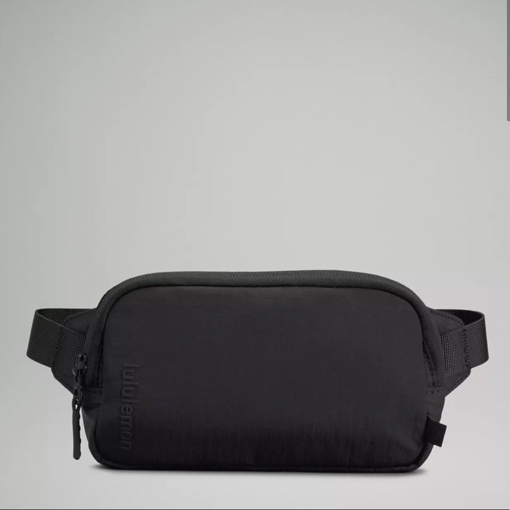 NWT LULULEMON BLACK MINI BELT BAG